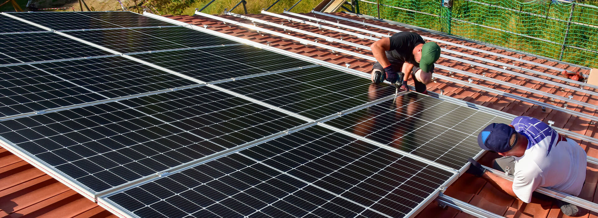 Mitarbeiter auf dem Dach die Solaranlagen einbauen